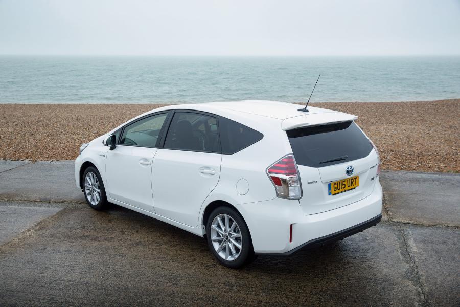  Toyota Prius + 2015 года  (UK) (фото 9 из 25)